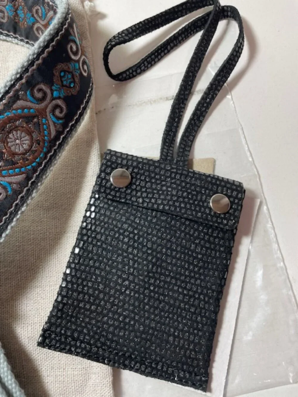Latico Card Holder Black + Embroidered Strap NEW - Picture 3 of 6